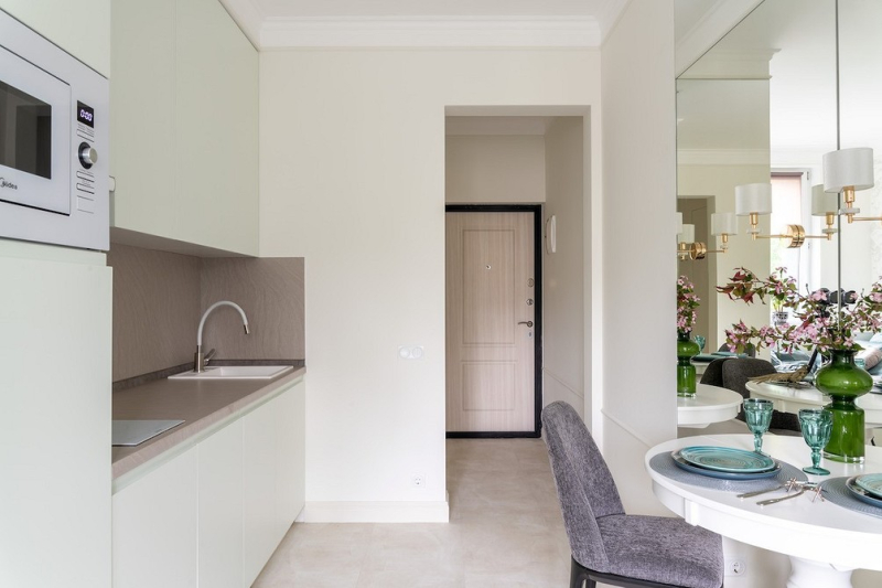 Как «спрятать» кухню в студии: 7 примеров, которые мы нашли у дизайнеров