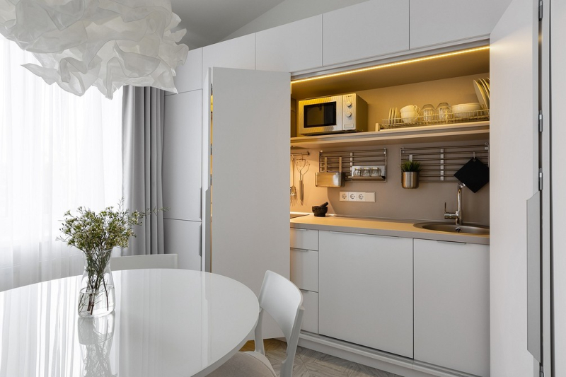 Как «спрятать» кухню в студии: 7 примеров, которые мы нашли у дизайнеров