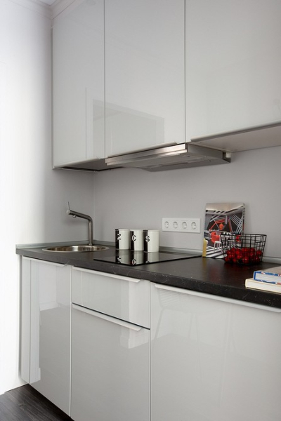 Как «спрятать» кухню в студии: 7 примеров, которые мы нашли у дизайнеров