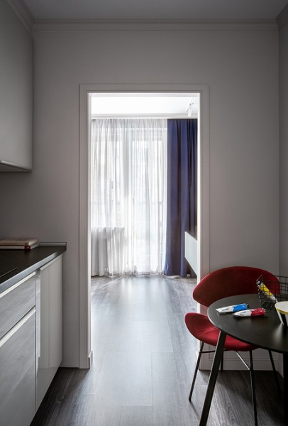 Как «спрятать» кухню в студии: 7 примеров, которые мы нашли у дизайнеров