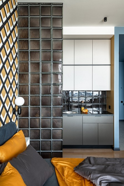 Как «спрятать» кухню в студии: 7 примеров, которые мы нашли у дизайнеров