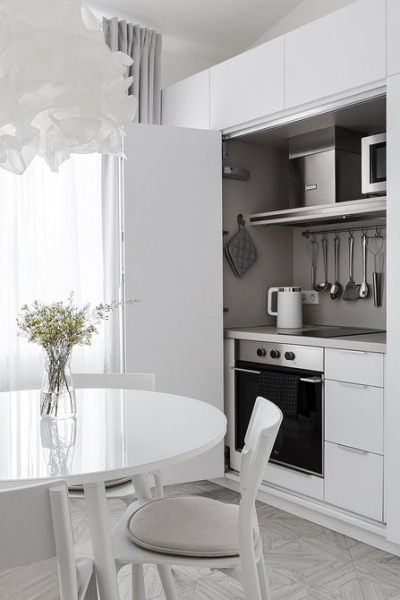 Как «спрятать» кухню в студии: 7 примеров, которые мы нашли у дизайнеров