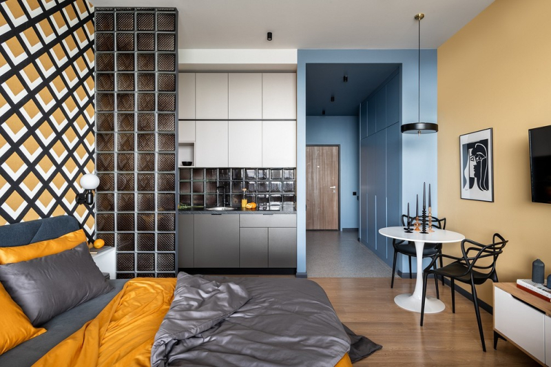 Как «спрятать» кухню в студии: 7 примеров, которые мы нашли у дизайнеров
