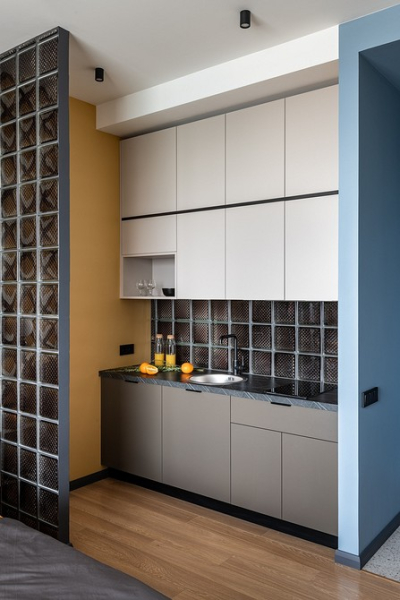 Как «спрятать» кухню в студии: 7 примеров, которые мы нашли у дизайнеров