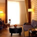 Полосатые обои в интерьере: виды и комбинирование полоски