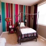 Полосатые обои в интерьере: виды и комбинирование полоски