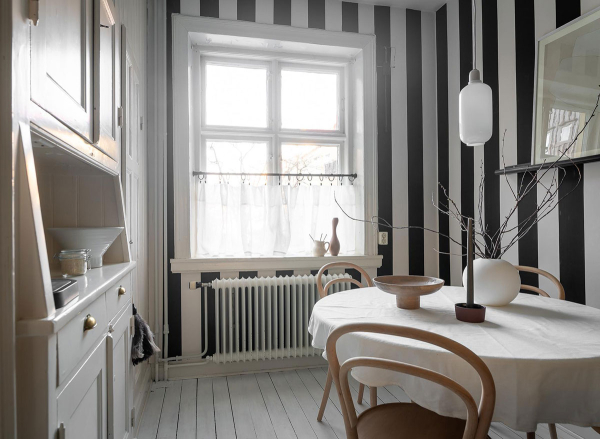 Открытая гостиная и полосатая кухня: небольшая квартира в Швеции (46 кв. м)