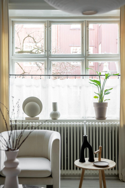 Открытая гостиная и полосатая кухня: небольшая квартира в Швеции (46 кв. м)