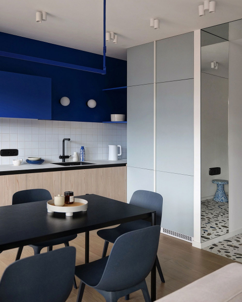 Смелый синий в дизайне маленькой квартиры в Киеве (42 кв. м)