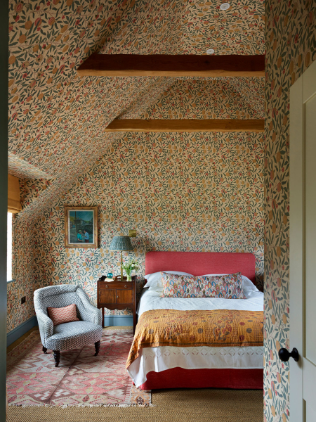 Царство красочных принтов в дизайне уютного английского дома