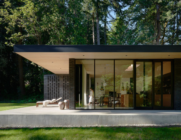 Небольшой, но стильный одноэтажный дом в лесу возле Сиэтла
