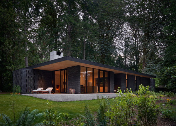 Небольшой, но стильный одноэтажный дом в лесу возле Сиэтла