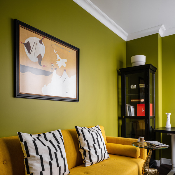 Желтый цвет в гостиной: 50+ ярких идей