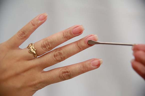 Как накрасить ногти лаком