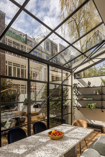 Модный интерьер таунхауса с садом в Амстердаме