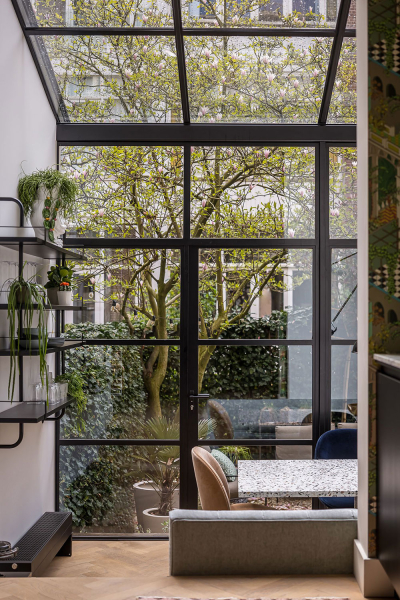 Модный интерьер таунхауса с садом в Амстердаме