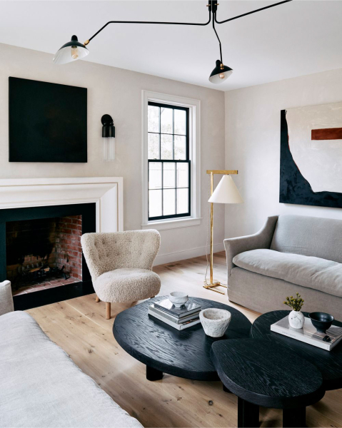 Уютный черно-белый интерьер семейного дома на Лонг-Айленде