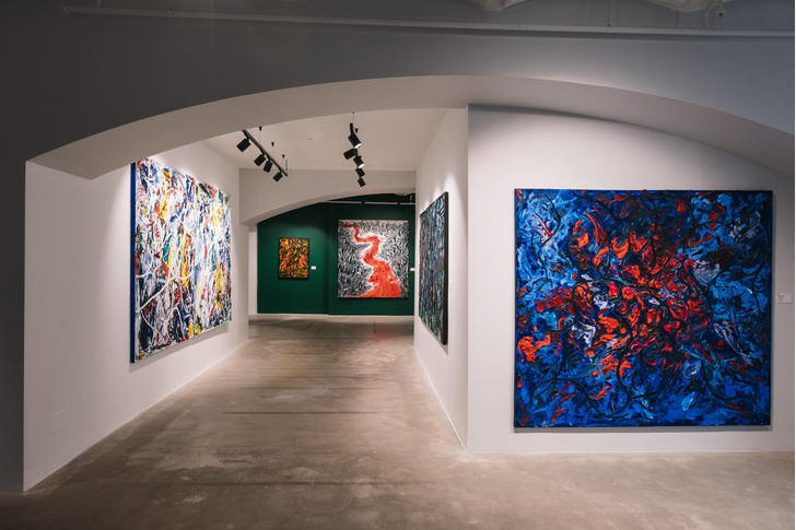 Выставка художника-абстракциониста Дмитрия Сухова в ГУМ-Red-Line