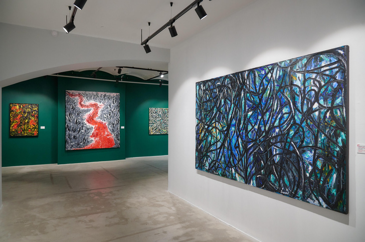 Выставка художника-абстракциониста Дмитрия Сухова в ГУМ-Red-Line