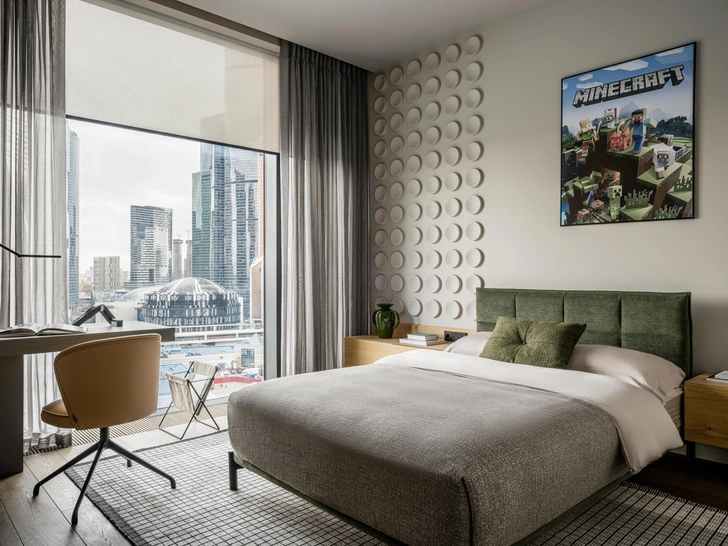 Графит и дерево: смотрим на квартиру 126 м² для холостяка в Москве