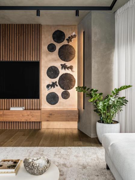 Графит и дерево: смотрим на квартиру 126 м² для холостяка в Москве