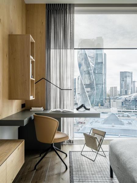 Графит и дерево: смотрим на квартиру 126 м² для холостяка в Москве