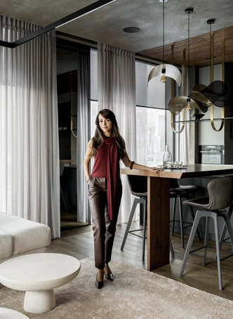 Графит и дерево: смотрим на квартиру 126 м² для холостяка в Москве