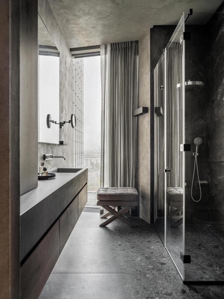 Графит и дерево: смотрим на квартиру 126 м² для холостяка в Москве