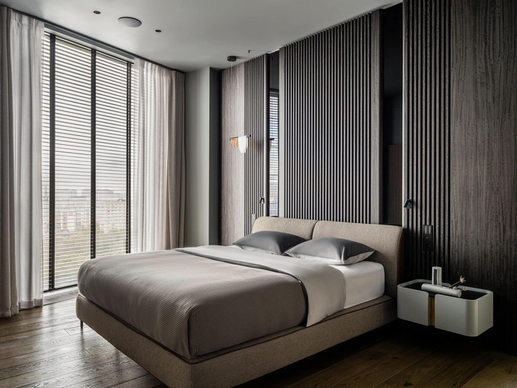 Графит и дерево: смотрим на квартиру 126 м² для холостяка в Москве