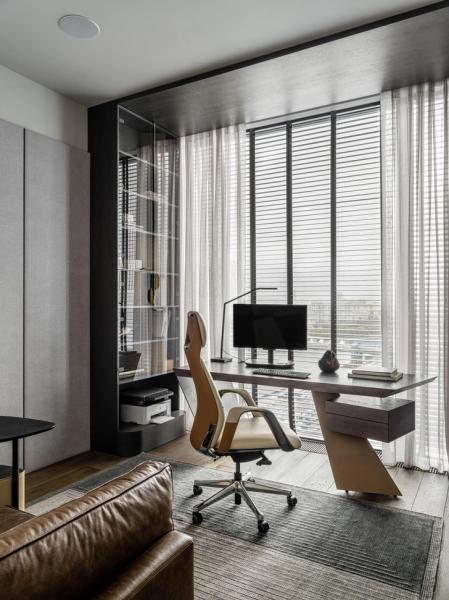 Графит и дерево: смотрим на квартиру 126 м² для холостяка в Москве