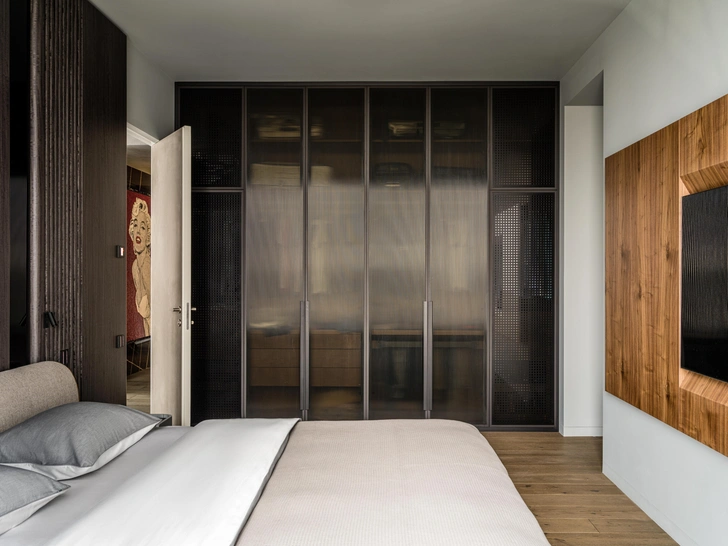 Графит и дерево: смотрим на квартиру 126 м² для холостяка в Москве